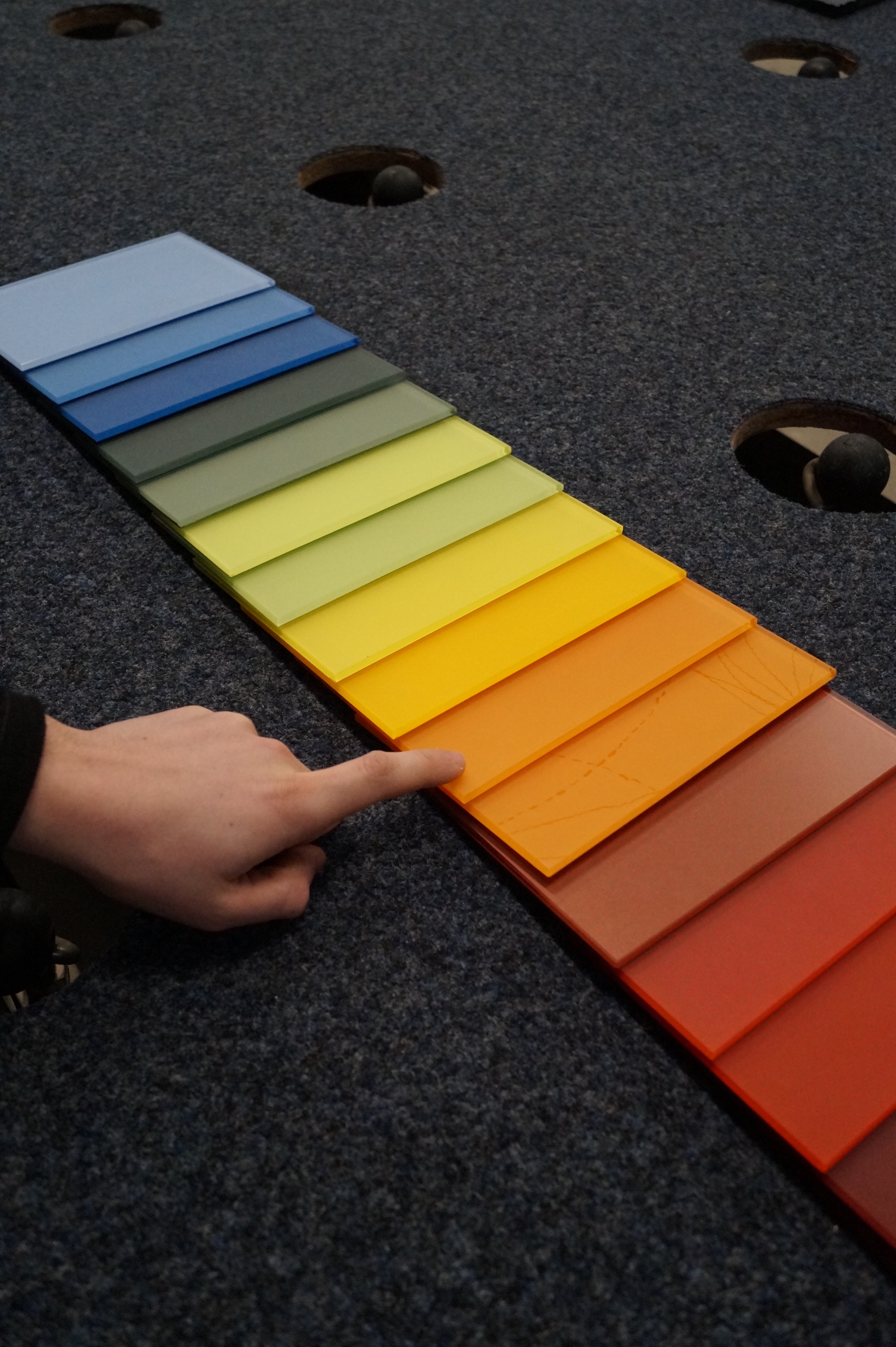Choix de la couleur du verre à l’aide d’échantillons.